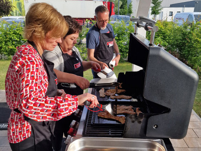 Frauen am Grill